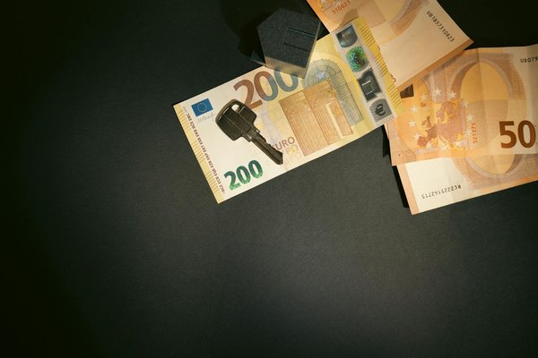 Quali benefici apportano le interfacce utente adattive per gli utenti con disabilità visive?