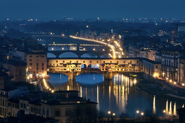 Quali sono i materiali più indicati per costruire un piccolo ponte in giardino sopra un corso d'acqua?