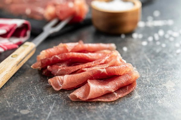 Come si prepara un carpaccio di bresaola con rucola e grana in pinzimonio?