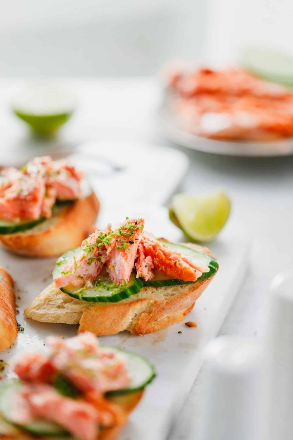 Come fare un carpaccio di salmone affumicato con salsa all'aneto?