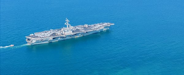 Come adattare lo stile navy per una gita in barca mantenendo un look sofisticato?