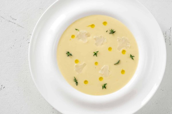 Quali sono i passaggi per una vellutata di broccoli con crostini al parmigiano?